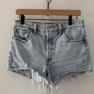 LEVI’S light wash distressed denim jean cutoff shorts size 29